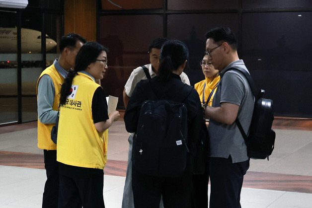 트리부반 국제공항 도착한 신속대응팀