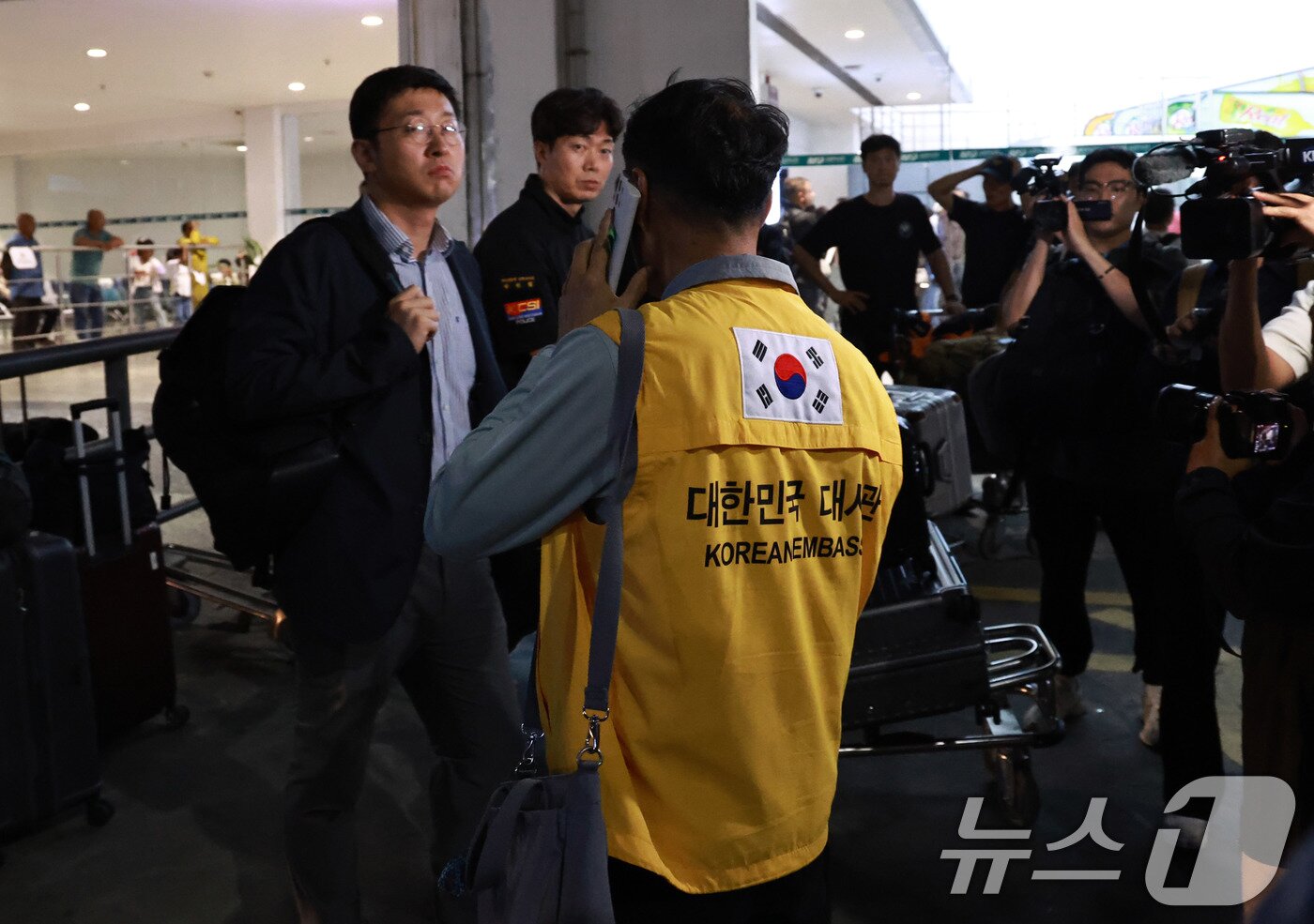 본문 이미지 - 임상우 외교부 재외국민보호·영사담당 정부대표를 단장으로 한 합동신속대응팀이 27일 오후(현지시간) 네팔 카트만두 트리부반 국제공항에 도착, 공항에 마중나온 대사관 직원이 인원들을 인솔하고 있다. 2026.8.28 ⓒ 뉴스1 구윤성 기자