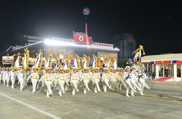 北 "'방어적 해군'서 대양만리로"…신형 구축함 앞세워 '대양해군' 선전