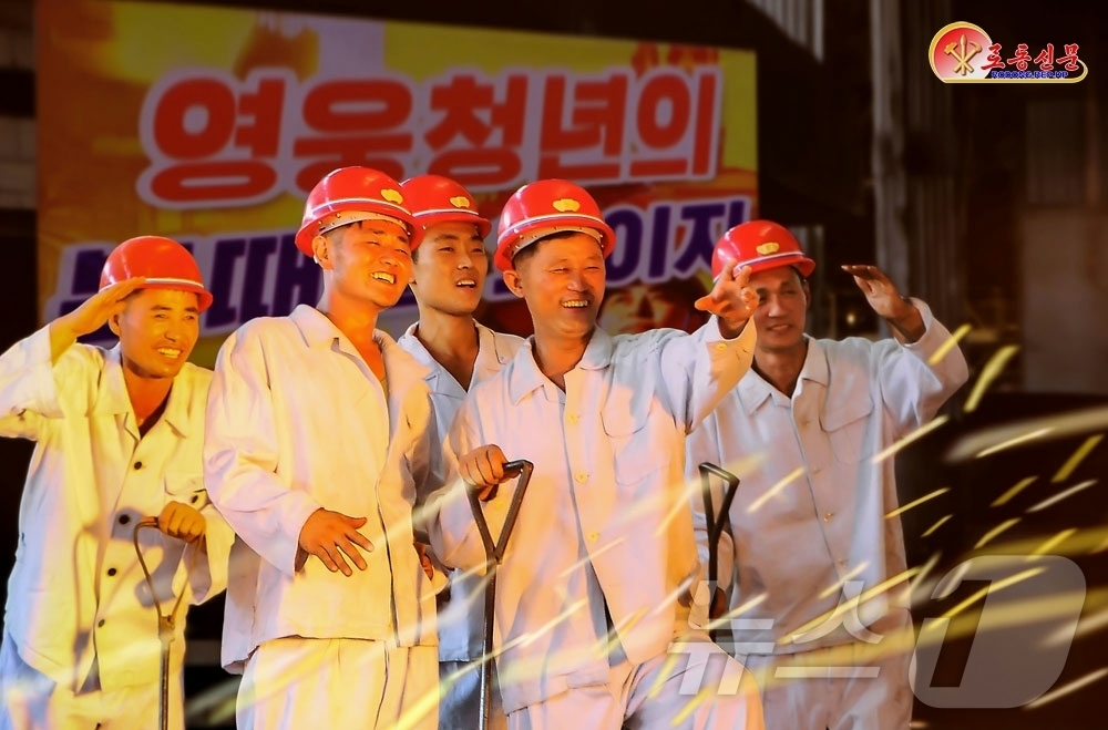(평양 노동신문=뉴스1) = 북한 노동당 기관지 노동신문은 28일 청년절을 맞아 "위대한 우리 당을 따라 빛발치라 청춘이여!"라고 선전했다. [국내에서만 사용가능. 재배포 금지. …