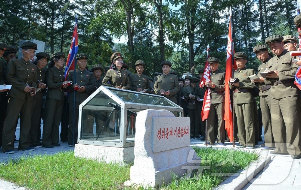 (평양 노동신문=뉴스1) = 북한 노동당 기관지 노동신문은 28일 청년절을 맞아 "전국 농근맹 일꾼들과 초급 일꾼들의 백두산지구 혁명전적지 답사가 21일부터 27일까지 진행됐다"라 …
