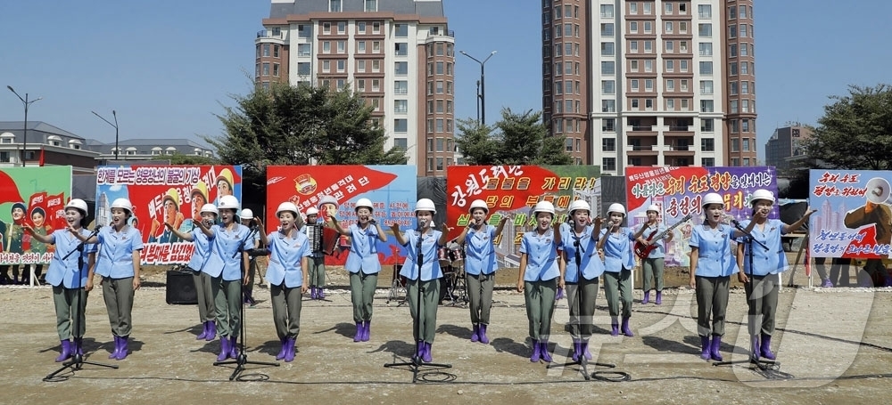 (평양 노동신문=뉴스1) = 북한 노동당 기관지 노동신문은 28일 청년절을 맞아 "우리 국가의 부흥 발전에 참답게 이바지할 여맹일꾼들과 여맹원들의 애국적 열의가 비상히 고조되는 속 …