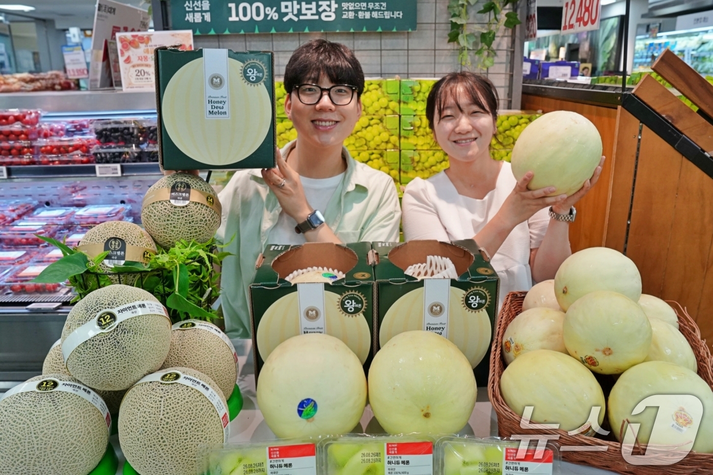(서울=뉴스1) = 지난 27일 서울 송파구 롯데마트 제타플렉스 잠실점에서 이규원(왼쪽)·안정희 롯데마트 과일팀 상품기획자(MD)와 '허니듀 킹메론'을 소개하고 있다.롯데마트는 오 …