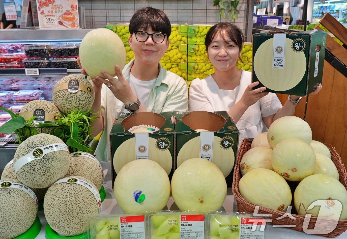 (서울=뉴스1) = 지난 27일 서울 송파구 롯데마트 제타플렉스 잠실점에서 이규원(왼쪽)·안정희 롯데마트 과일팀 상품기획자(MD)와 '허니듀 킹메론'을 소개하고 있다.롯데마트는 오 …