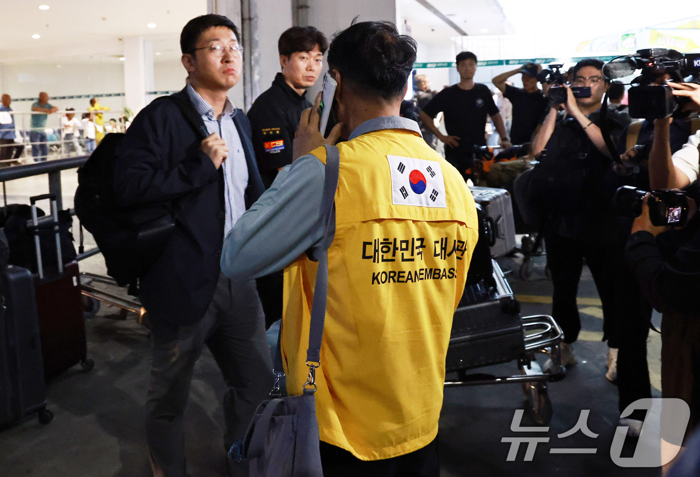 (카트만두=뉴스1) 구윤성 기자 = 임상우 외교부 재외국민보호·영사담당 정부대표를 단장으로 한 합동신속대응팀이 27일 오후(현지시간) 네팔 카트만두 트리부반 국제공항에 도착, 공항 …
