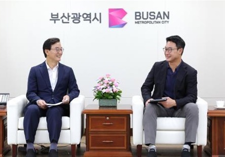 전재수 부산시장-이형섭 낙동강유역환경청장, 낙동강 활용 방안 논의