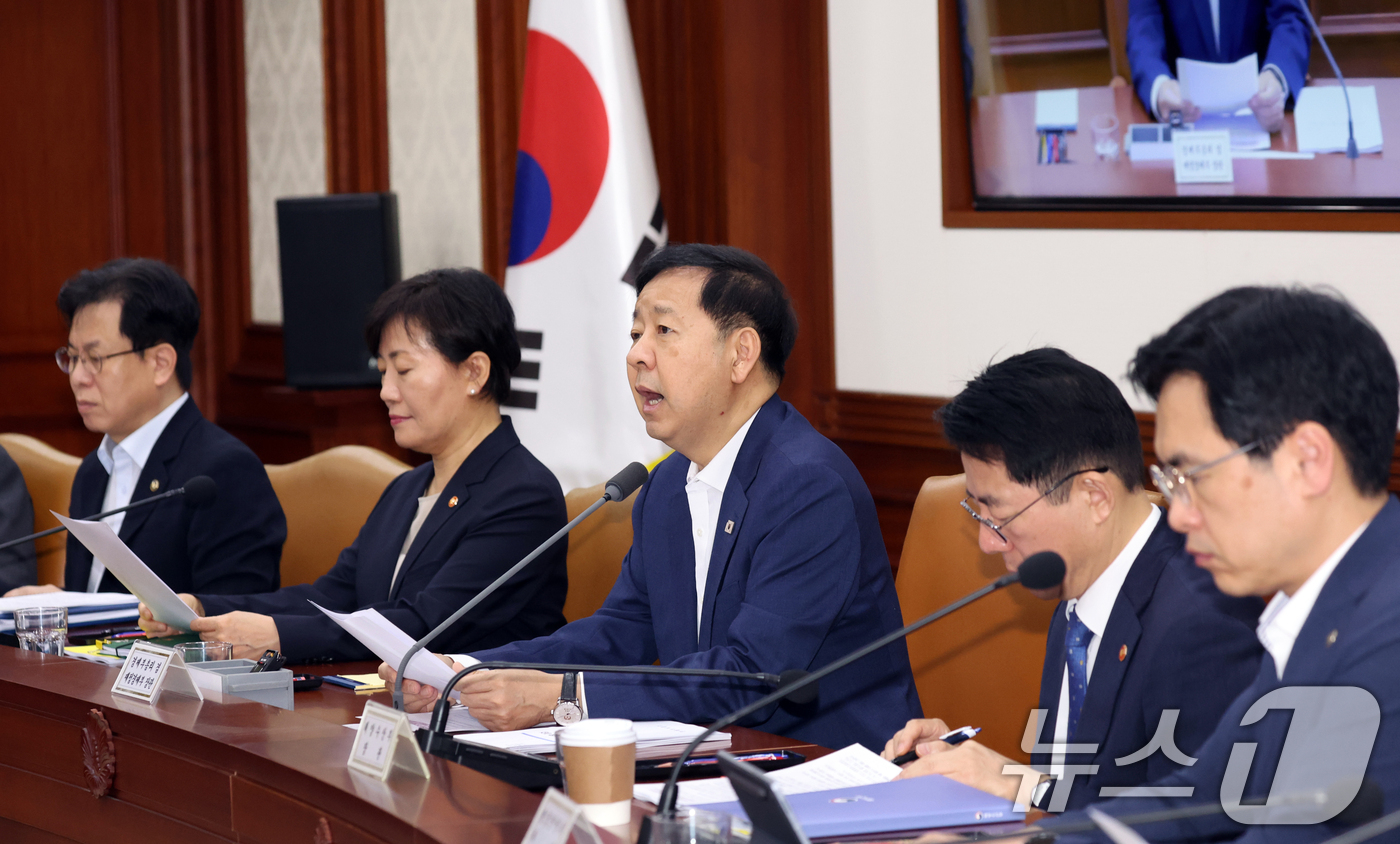 (서울=뉴스1) 김명섭 기자 = 구윤철 경제부총리 겸 재정경제부 장관이 28일 오전 서울 종로구 세종대로 정부서울청사에서 열린 비상경제본부 희의 겸 경제관계장관회의 겸 민생물가 특 …