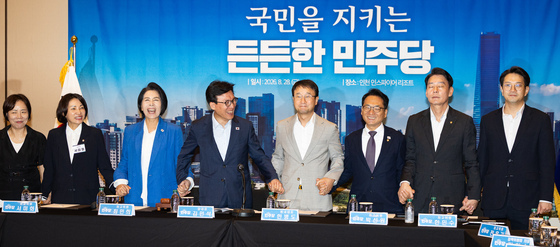 與 "당정청 원팀으로 국정과제 입법 총력, 대도약 완성" 결의