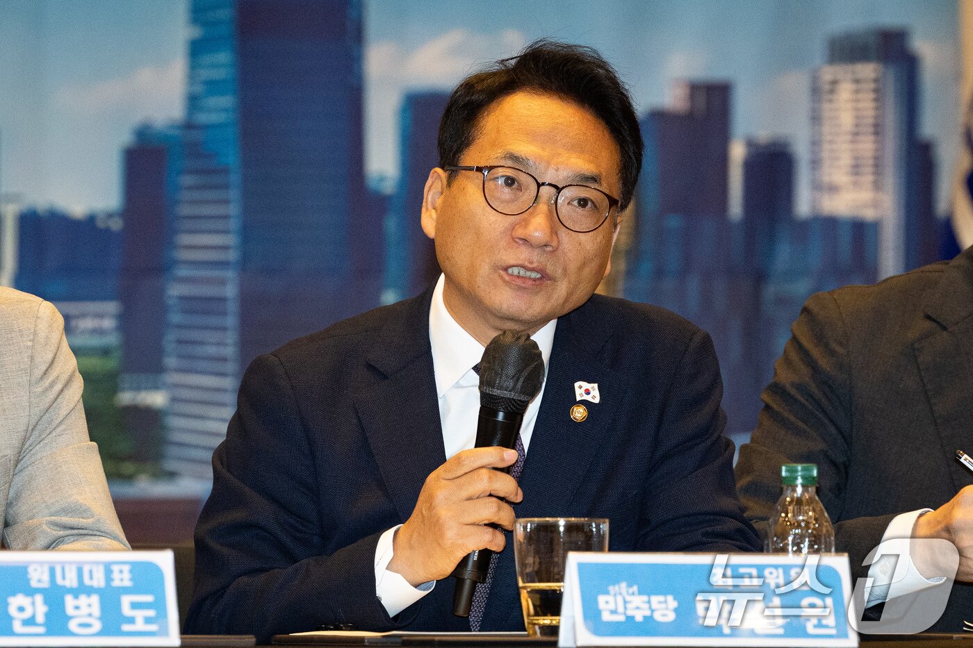 본문 이미지 - 박선원 더불어민주당 최고위원이 28일 인천 영종구 인스파이어 엔터테인먼트 리조트에서 열린 최고위원회의에서 발언하고 있다. 2026.8.28 ⓒ 뉴스1 유승관 기자