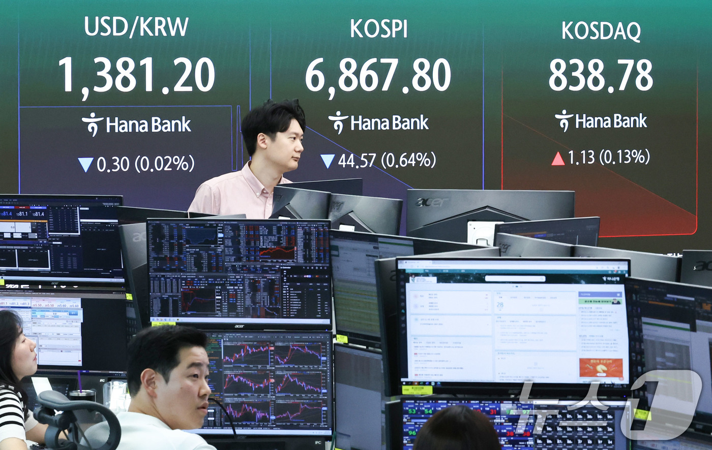 (서울=뉴스1) 이종수 기자 = 28일 오전 서울 중구 하나은행 딜링룸 전광판에 코스피 지수 등 시황이 표시되고 있다. 이날 코스피는 전 거래일(6912.37) 대비 0.95%(6 …