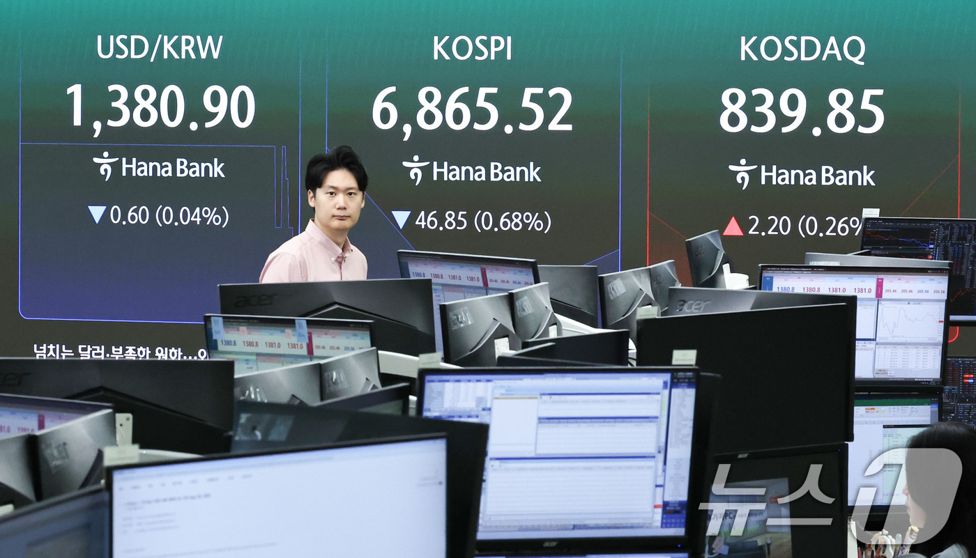 (서울=뉴스1) 이종수 기자 = 28일 오전 서울 중구 하나은행 딜링룸 전광판에 코스피 지수 등 시황이 표시되고 있다. 이날 코스피는 전 거래일(6912.37) 대비 0.95%(6 …