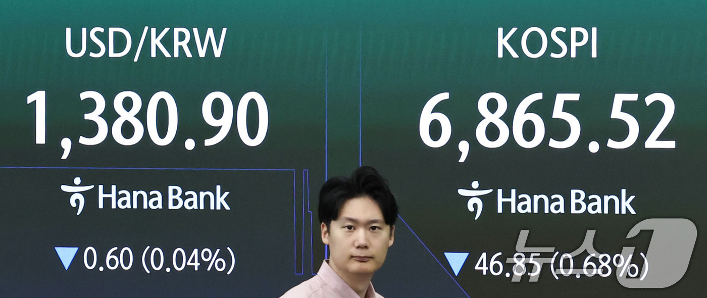 (서울=뉴스1) 이종수 기자 = 28일 오전 서울 중구 하나은행 딜링룸 전광판에 코스피 지수 등 시황이 표시되고 있다. 이날 코스피는 전 거래일(6912.37) 대비 0.95%(6 …