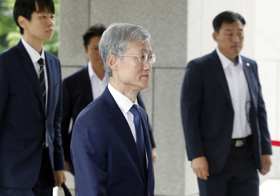 출근하는 조희대 대법원장