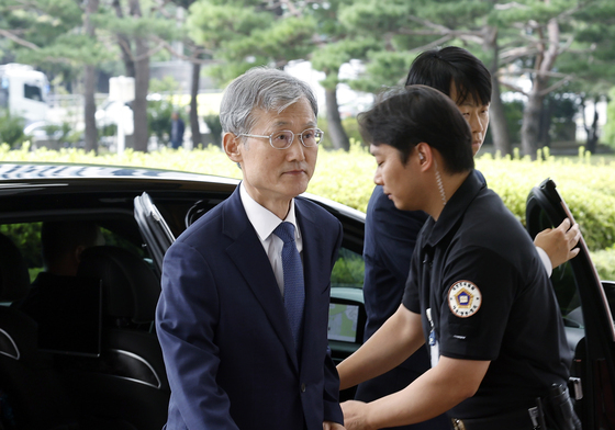 출근하는 조희대 대법원장