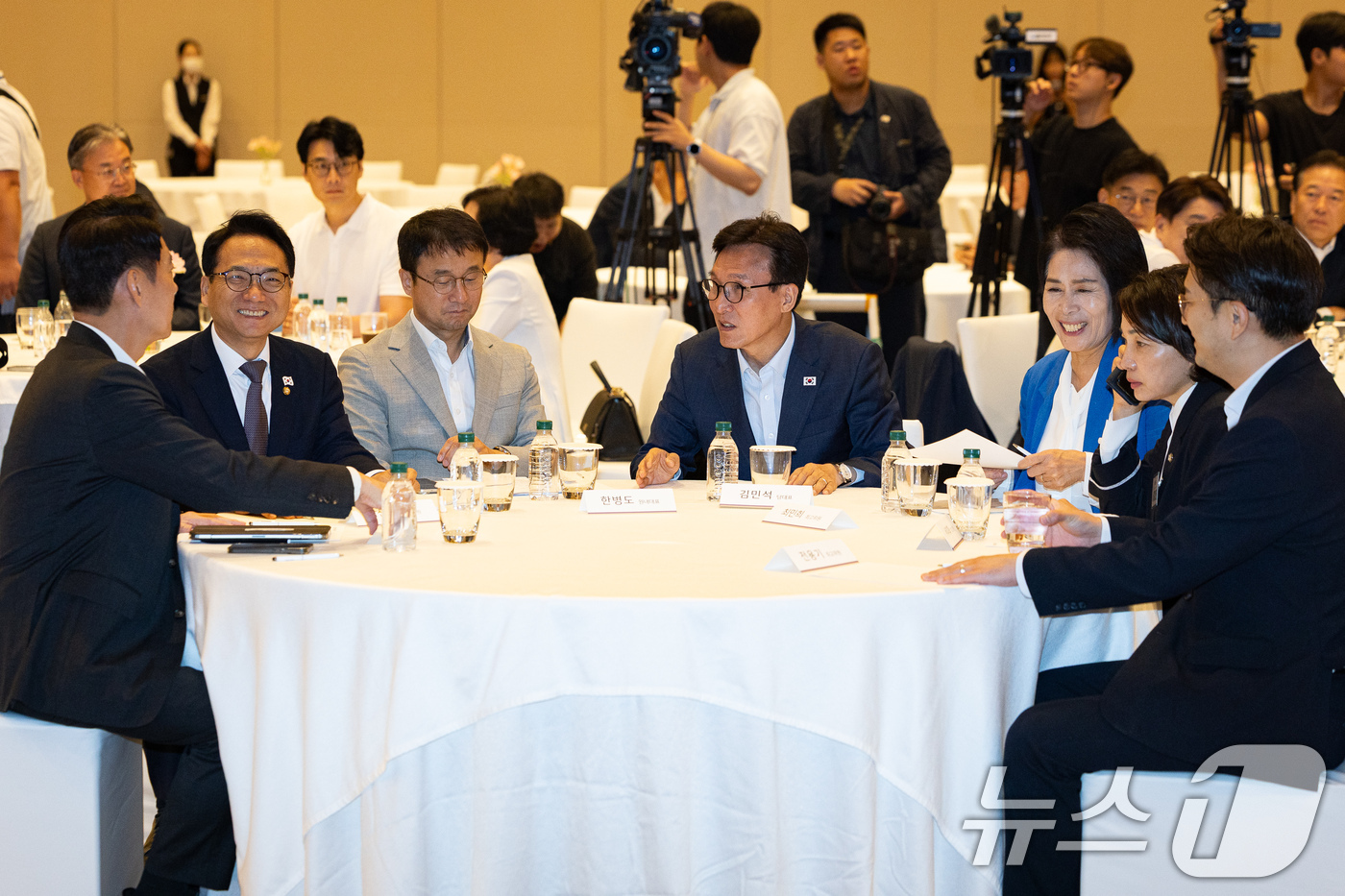 (인천=뉴스1) 유승관 기자 = 김민석 더불어민주당 대표와 한병도 원내대표를 비롯한 지도부가 28일 인천 영종구 인스파이어 엔터테인먼트 리조트에서 열린 2026년 정기국회 대비 국 …
