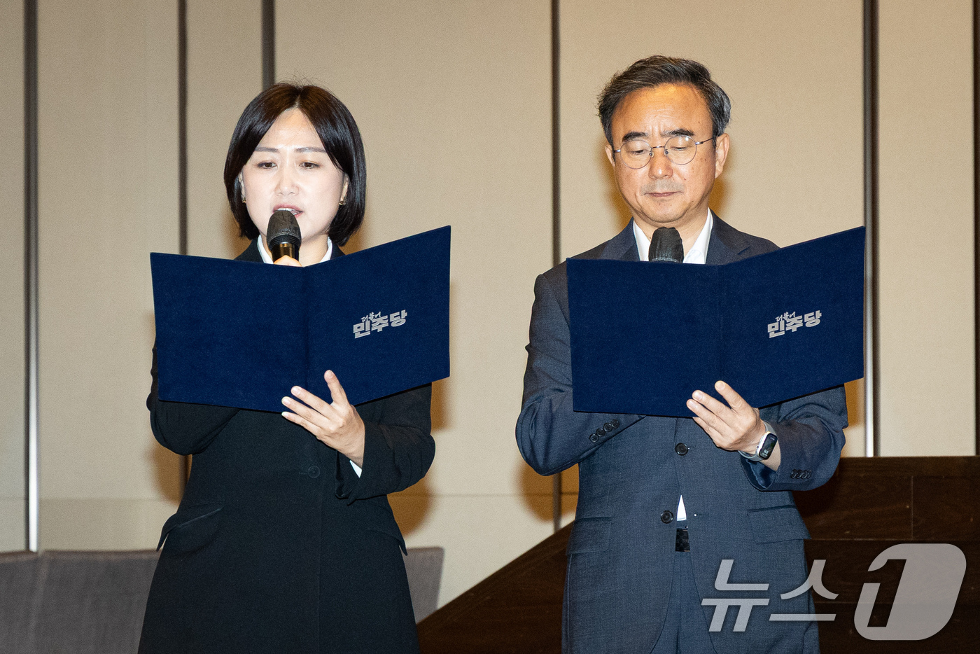 (인천=뉴스1) 유승관 기자 = 더불어민주당 백승아, 임문영 의원이 28일 인천 영종구 인스파이어 엔터테인먼트 리조트에서 열린 2026년 정기국회 대비 국회의원 워크숍에서 결의문을 …