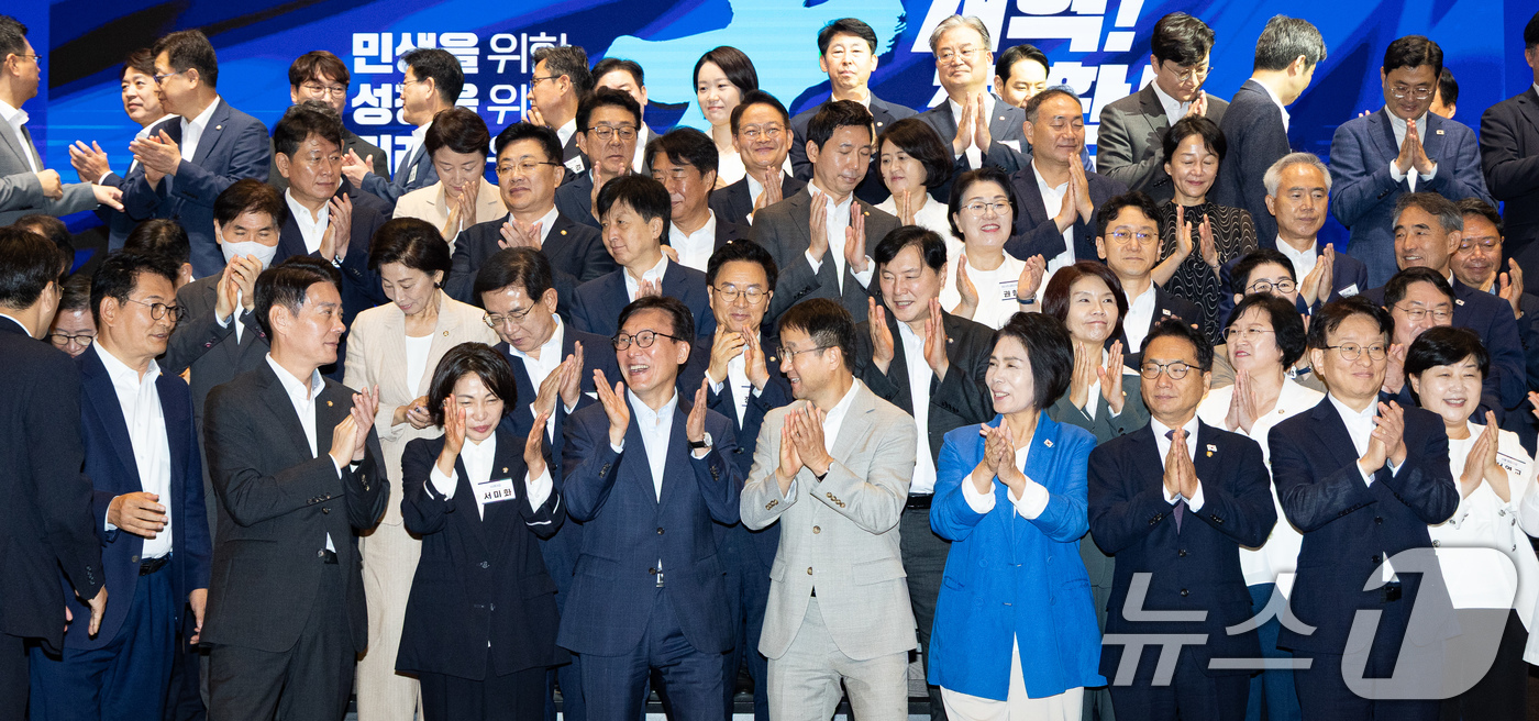 (인천=뉴스1) 유승관 기자 = 김민석 더불어민주당 대표를 비롯한 의원들이 28일 인천 영종구 인스파이어 엔터테인먼트 리조트에서 열린 2026년 정기국회 대비 국회의원 워크숍에서 …