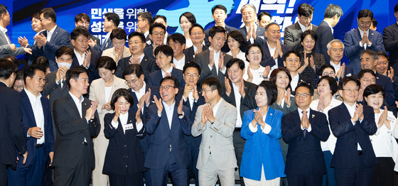 정기국회 대비 워크숍 마친 민주당 의원들