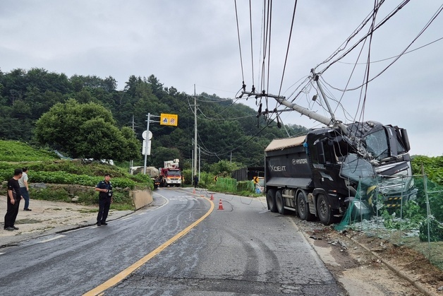 커브길 27톤 화물차 전신주 들이받아…충주 대소원면 360가구 정전