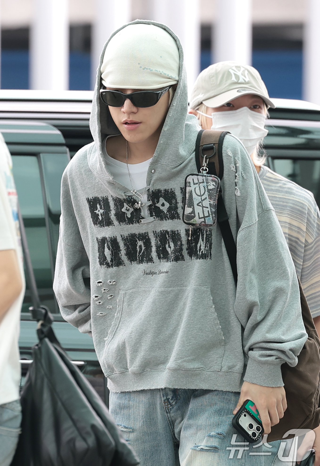 (인천공항=뉴스1) 권현진 기자 = 보이넥스트도어(BOYNEXTDOOR) 리우가 해외 일정을 위해 28일 인천국제공항을 통해 홍콩으로 출국하고 있다. 2026.8.28/뉴스1
