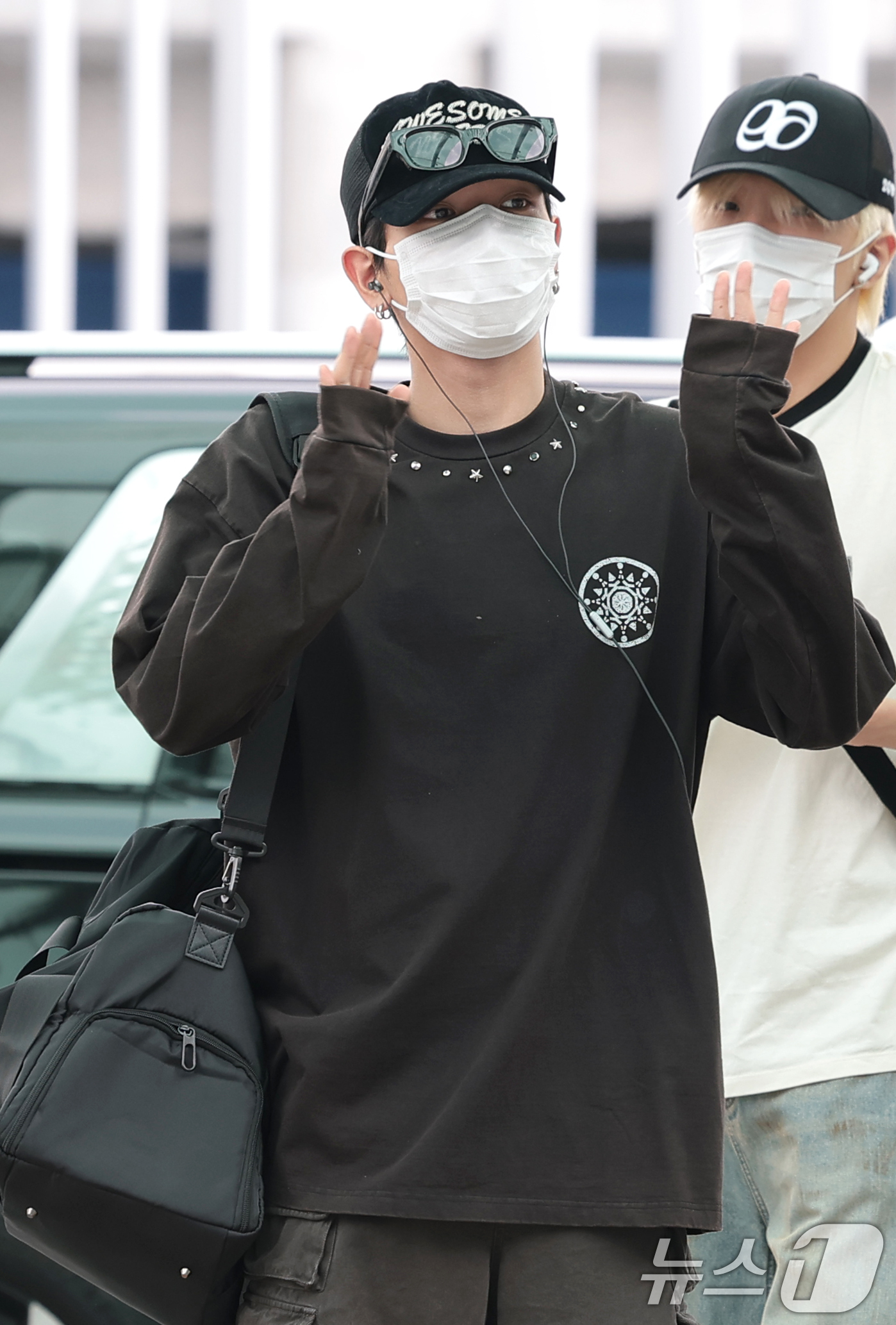 (인천공항=뉴스1) 권현진 기자 = 보이넥스트도어(BOYNEXTDOOR) 명재현(왼쪽)이 해외 일정을 위해 28일 인천국제공항을 통해 홍콩으로 출국하기 전 인사를 하고 있다. 20 …