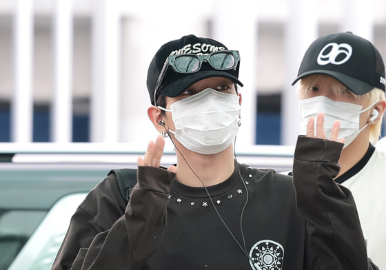 명재현, 다정한 손인사