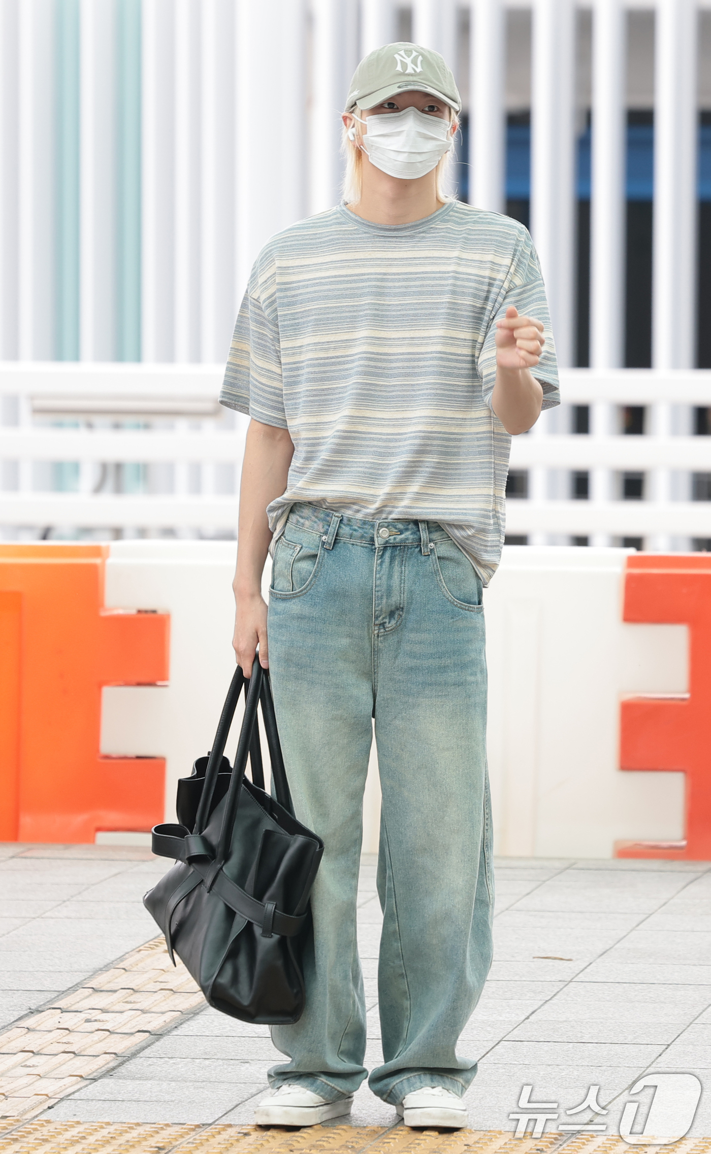 (인천공항=뉴스1) 권현진 기자 = 보이넥스트도어(BOYNEXTDOOR) 성호가 해외 일정을 위해 28일 인천국제공항을 통해 홍콩으로 출국하고 있다. 2026.8.28/뉴스1