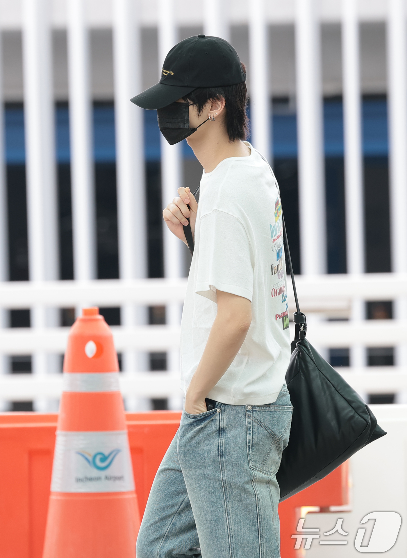 (인천공항=뉴스1) 권현진 기자 = 보이넥스트도어(BOYNEXTDOOR) 태산이 해외 일정을 위해 28일 인천국제공항을 통해 홍콩으로 출국하고 있다. 2026.8.28/뉴스1