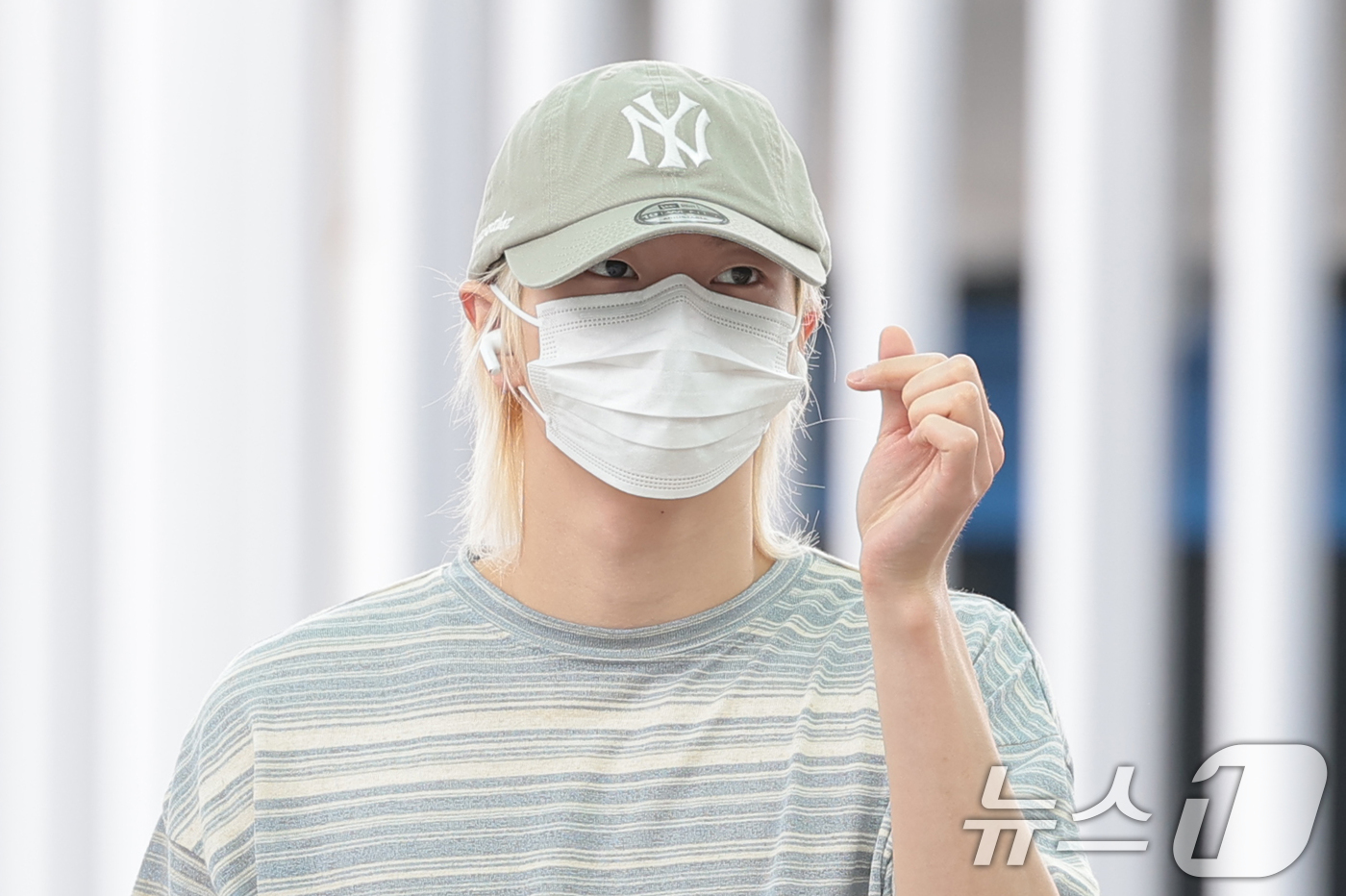 (인천공항=뉴스1) 권현진 기자 = 보이넥스트도어(BOYNEXTDOOR) 성호가 해외 일정을 위해 28일 인천국제공항을 통해 홍콩으로 출국하고 있다. 2026.8.28/뉴스1