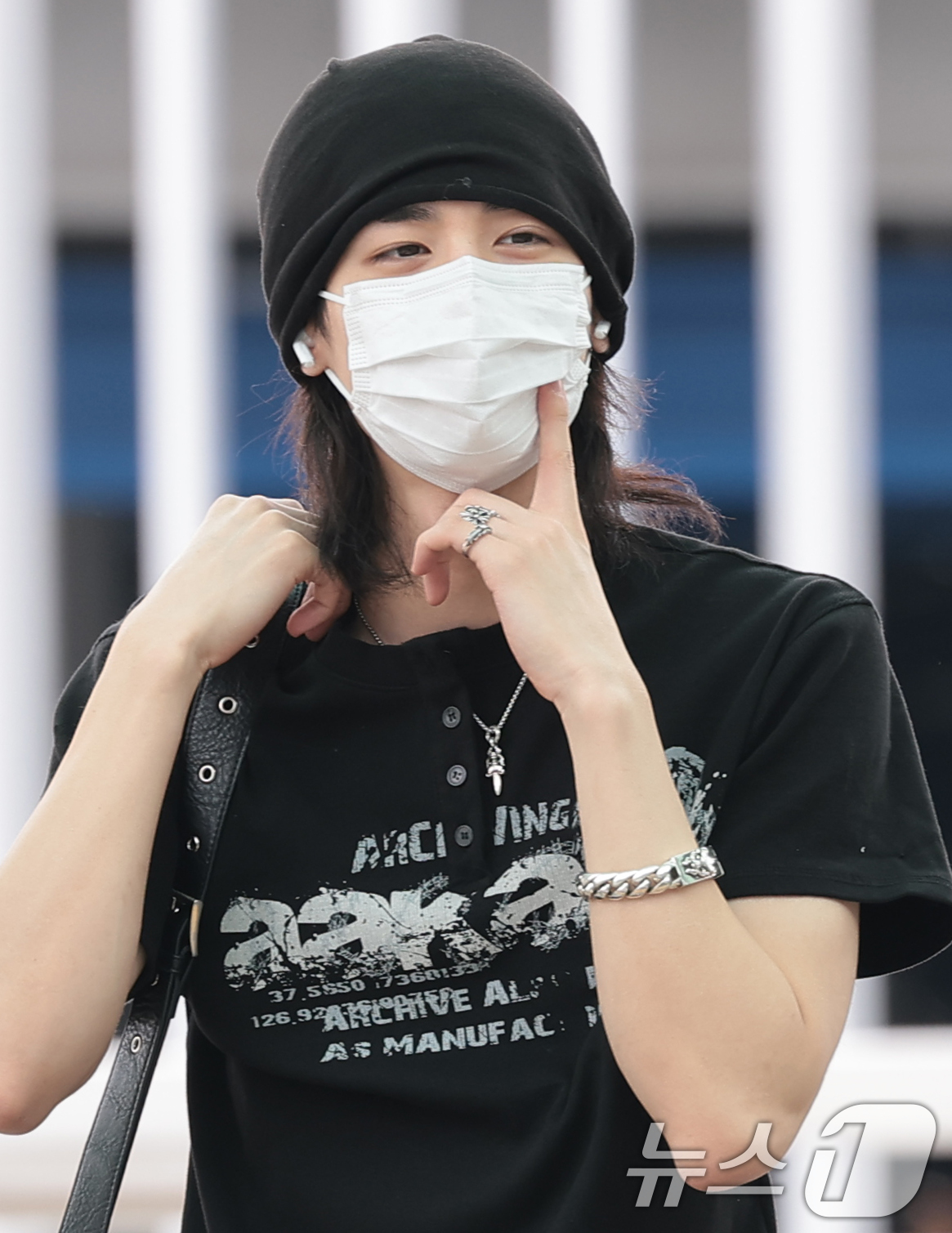 (인천공항=뉴스1) 권현진 기자 = 보이넥스트도어(BOYNEXTDOOR) 이한이 해외 일정을 위해 28일 인천국제공항을 통해 홍콩으로 출국하며 인사를 하고 있다. 2026.8.28 …