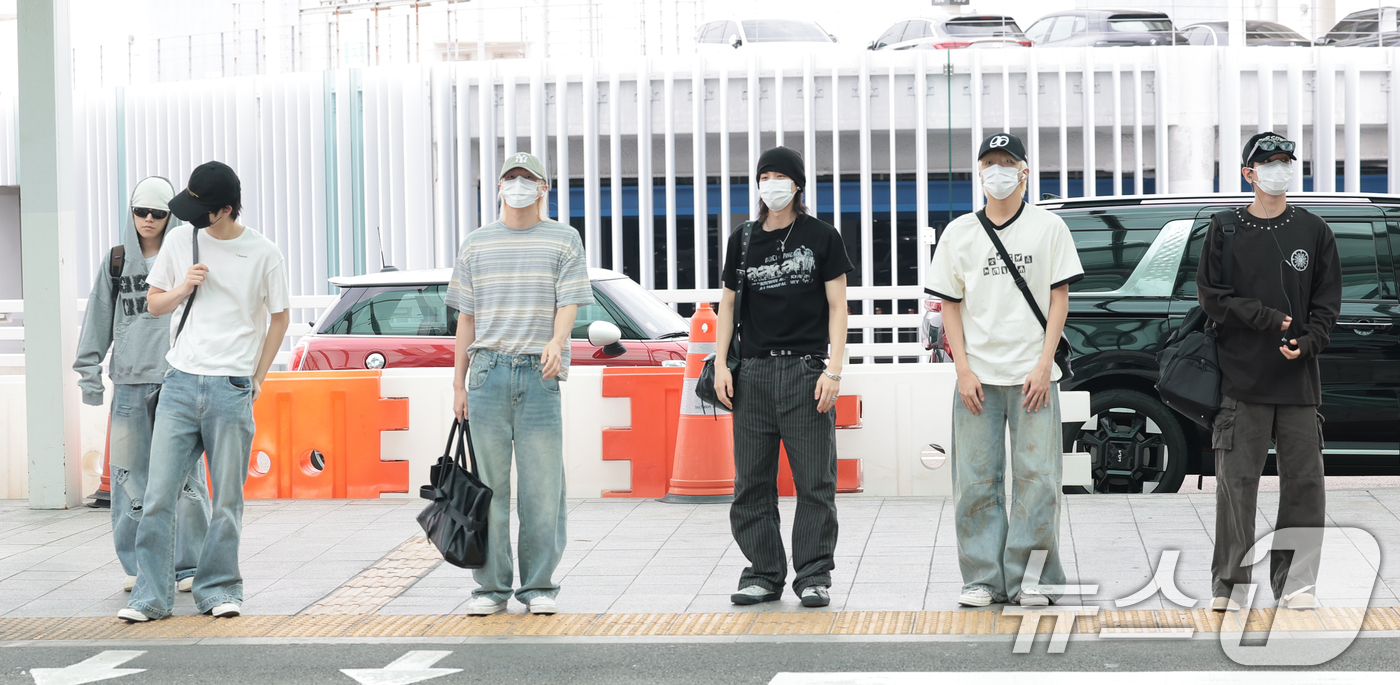 (인천공항=뉴스1) 권현진 기자 = 보이넥스트도어(BOYNEXTDOOR) 리우(왼쪽부터)와 태산, 성호, 이한, 운학, 명재현이 해외 일정을 위해 28일 인천국제공항을 통해 홍콩으 …