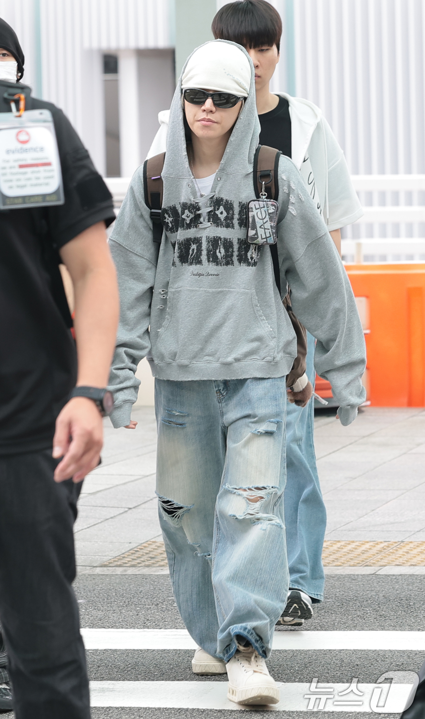 (인천공항=뉴스1) 권현진 기자 = 보이넥스트도어(BOYNEXTDOOR) 리우가 해외 일정을 위해 28일 인천국제공항을 통해 홍콩으로 출국하고 있다. 2026.8.28/뉴스1