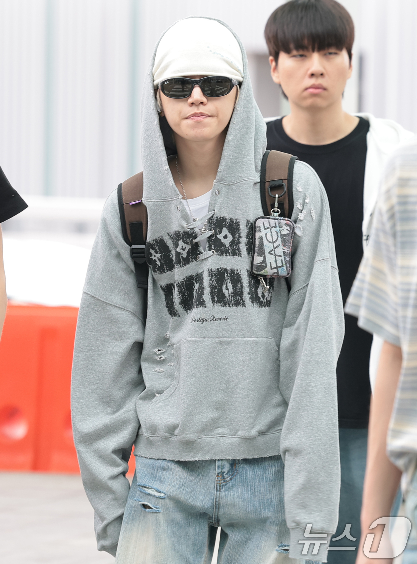 (인천공항=뉴스1) 권현진 기자 = 보이넥스트도어(BOYNEXTDOOR) 리우가 해외 일정을 위해 28일 인천국제공항을 통해 홍콩으로 출국하고 있다. 2026.8.28/뉴스1