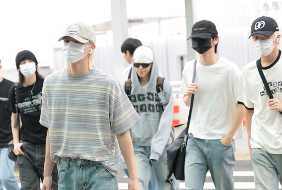 보이넥스트도어, 출국
