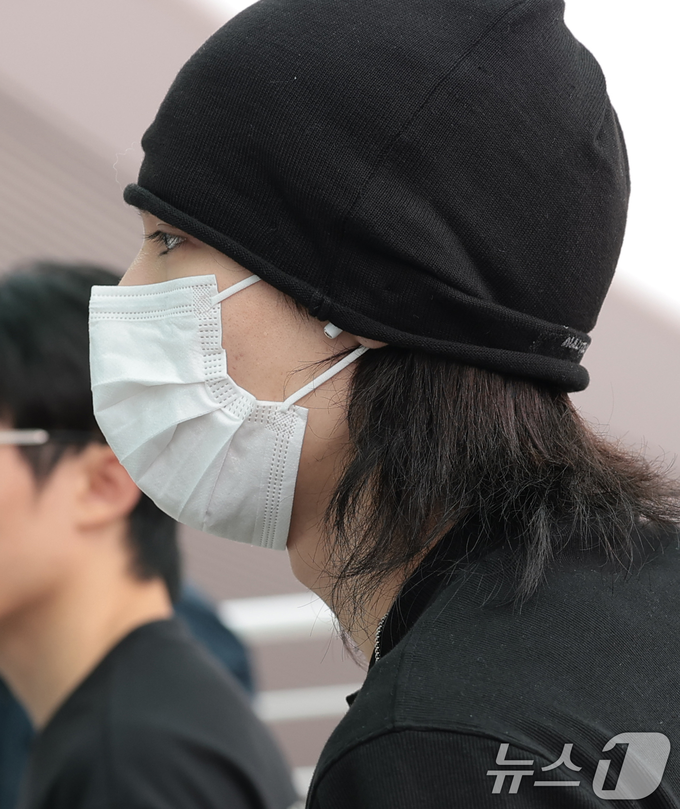 (인천공항=뉴스1) 권현진 기자 = 보이넥스트도어(BOYNEXTDOOR) 이한이 해외 일정을 위해 28일 인천국제공항을 통해 홍콩으로 출국하고 있다. 2026.8.28/뉴스1