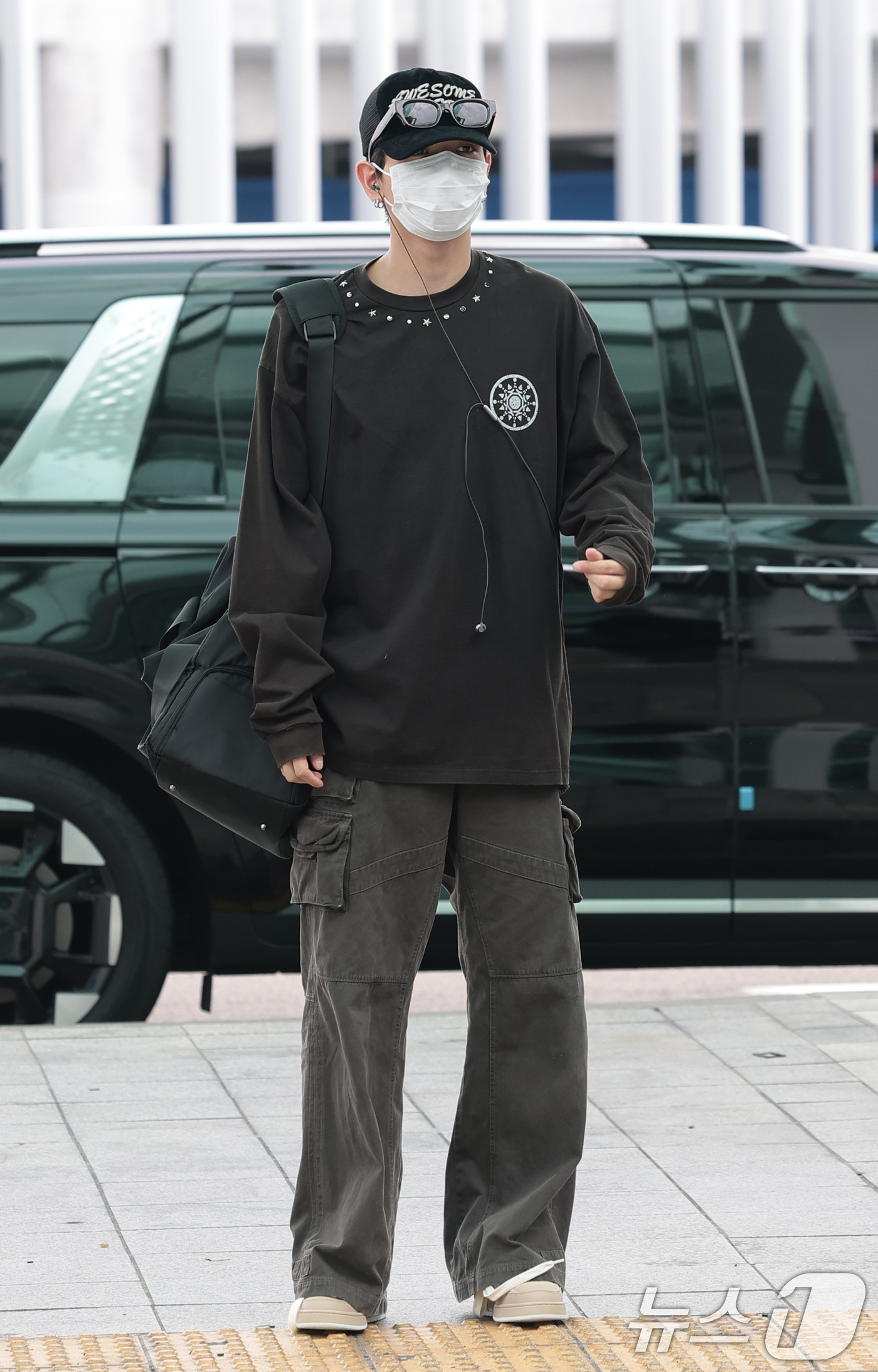(인천공항=뉴스1) 권현진 기자 = 보이넥스트도어(BOYNEXTDOOR) 명재현이 해외 일정을 위해 28일 인천국제공항을 통해 홍콩으로 출국하며 인사를 하고 있다. 2026.8.2 …