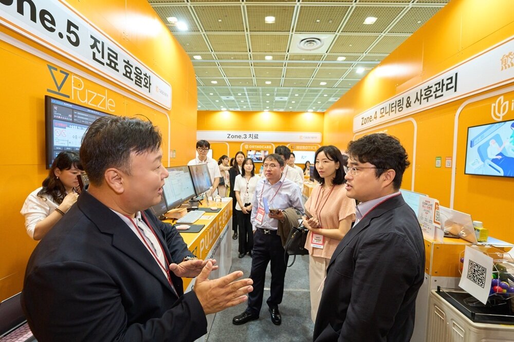 본문 이미지 - 퍼즐에이아이 담당자가 이창재 대웅제약 대표(오른쪽 첫번째)에게 AI 의무기록 통합 솔루션 'CL Note'를 소개하고 있다. (대웅제약 제공)