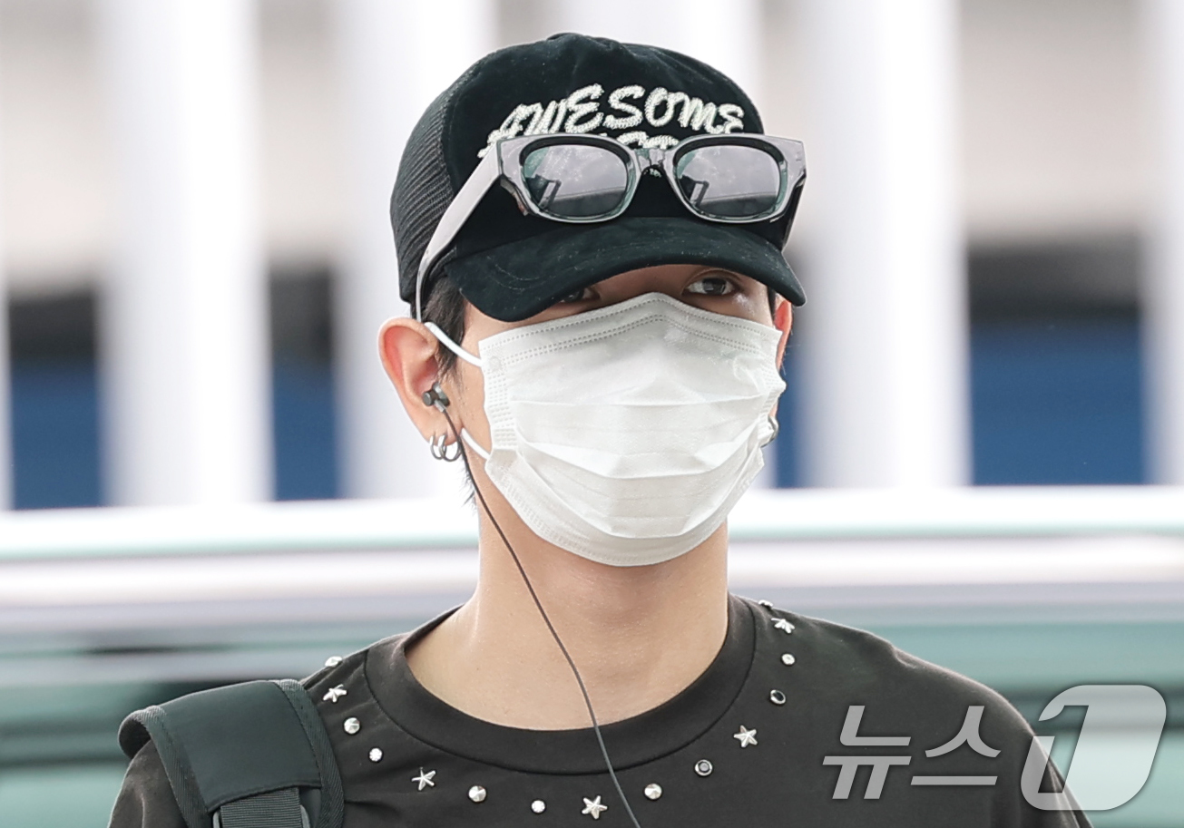 (인천공항=뉴스1) 권현진 기자 = 보이넥스트도어(BOYNEXTDOOR) 명재현이 해외 일정을 위해 28일 인천국제공항을 통해 홍콩으로 출국하고 있다. 2026.8.28/뉴스1