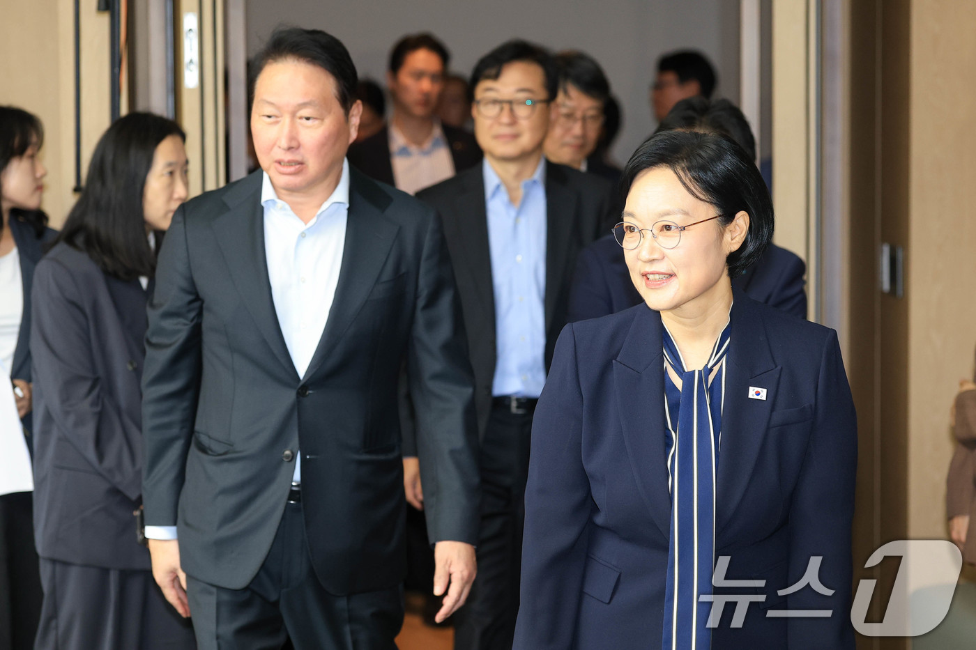 (서울=뉴스1) 이종덕 기자 = 한성숙 국무총리와 최태원 대한상공회의소 회장이 28일 서울 중구 대한상공회의소에서 열린 '경제협-단체규제 합리화 간담회'에 참석하고 있다. (공동취 …
