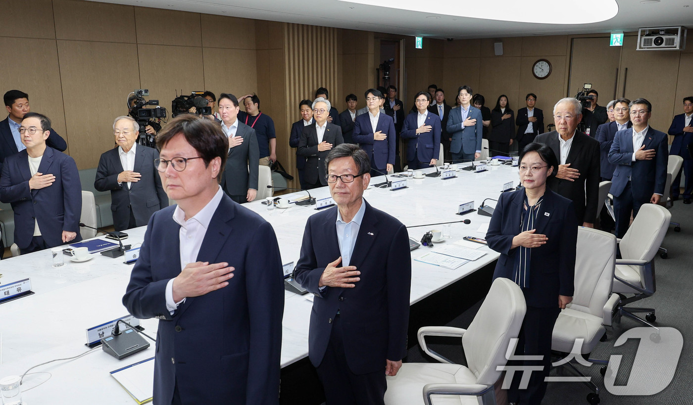 (서울=뉴스1) 이종덕 기자 = 최태원 대한상공회의소 회장과 손경식 한국경영자총협회 회장 등이 28일 오전 서울 중구 대한상공회의소에서 열린 경제 협·단체 규제합리화 간담회에서 국 …