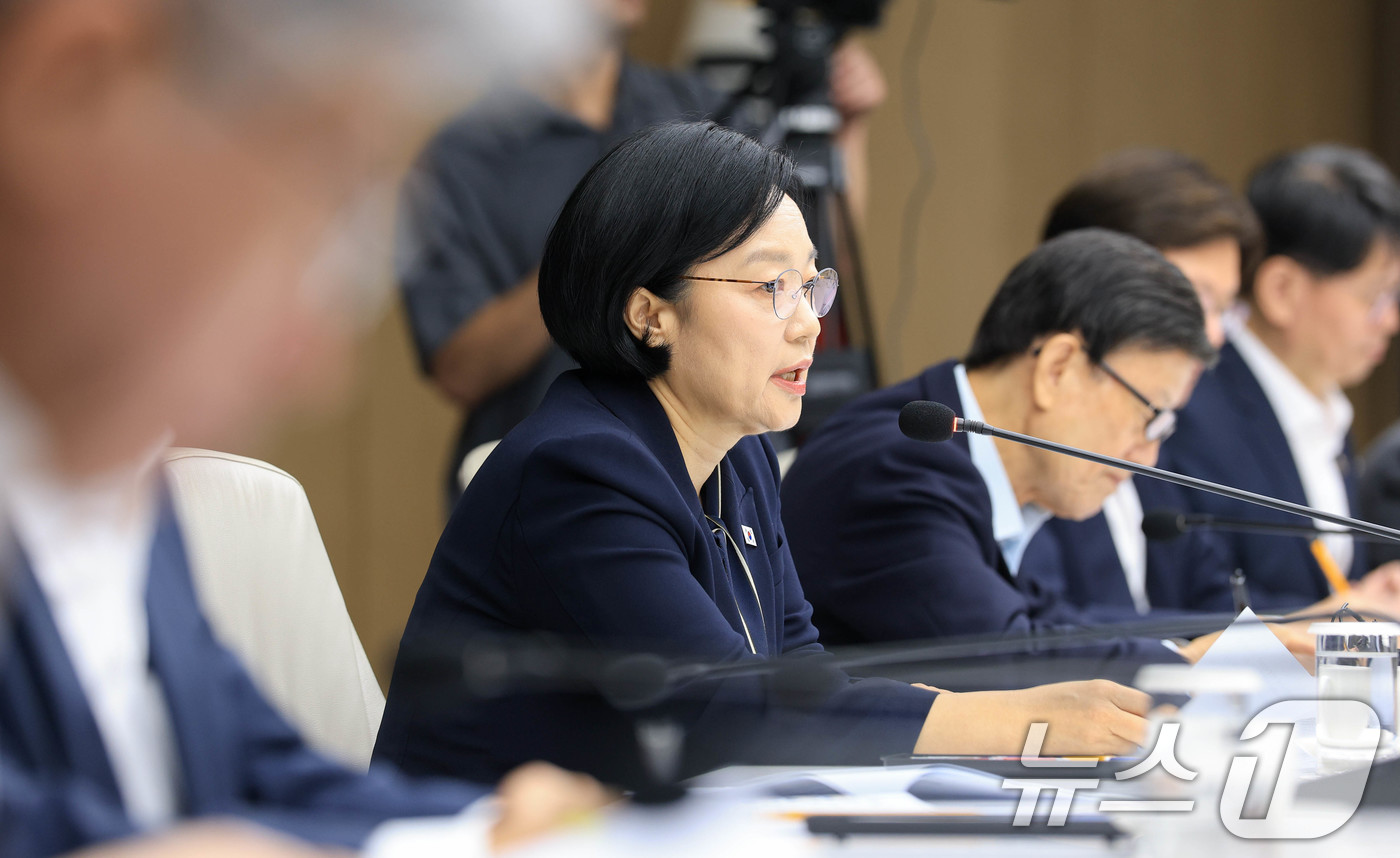 (서울=뉴스1) 이종덕 기자 = 한성숙 국무총리가 28일 서울 중구 대한상공회의소에서 열린 '경제협-단체규제 합리화 간담회'에 참석해 모두발언 하고 있다.  이날 회의에는 최태원 …