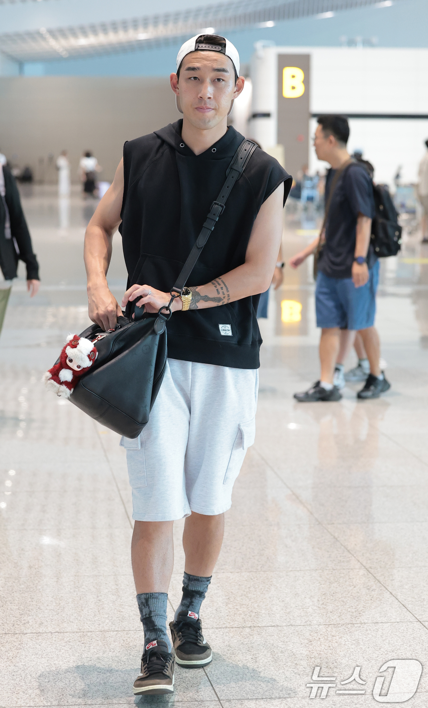 (인천공항=뉴스1) 권현진 기자 = FC서울의 공격수 송민규(27)가 메디컬 테스트를 위해 28일 오전 인천국제공항을 통해 포르투칼로 출국하고 있다. 2026.8.28/뉴스1
