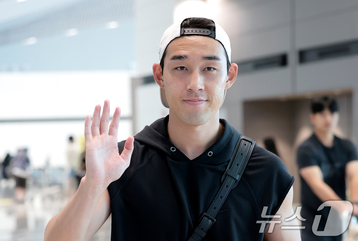 (인천공항=뉴스1) 권현진 기자 = FC서울의 공격수 송민규(27)가 메디컬 테스트를 위해 28일 오전 인천국제공항을 통해 포르투칼로 출국하고 있다. 2026.8.28/뉴스1