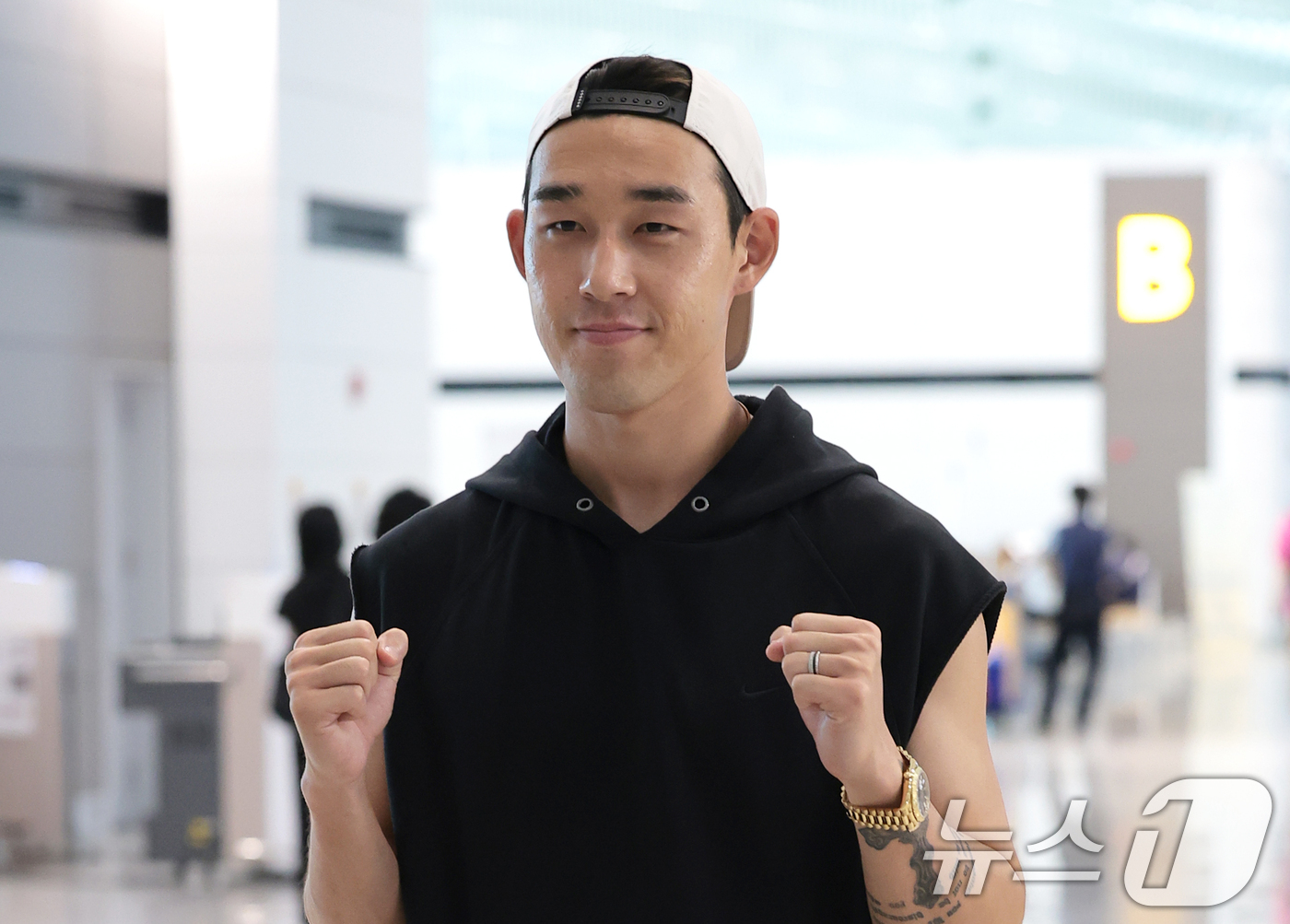 (인천공항=뉴스1) 권현진 기자 = FC서울의 공격수 송민규(27)가 메디컬 테스트를 위해 28일 오전 인천국제공항을 통해 포르투칼로 출국하기 전 파이팅을 외치고 있다. 2026. …