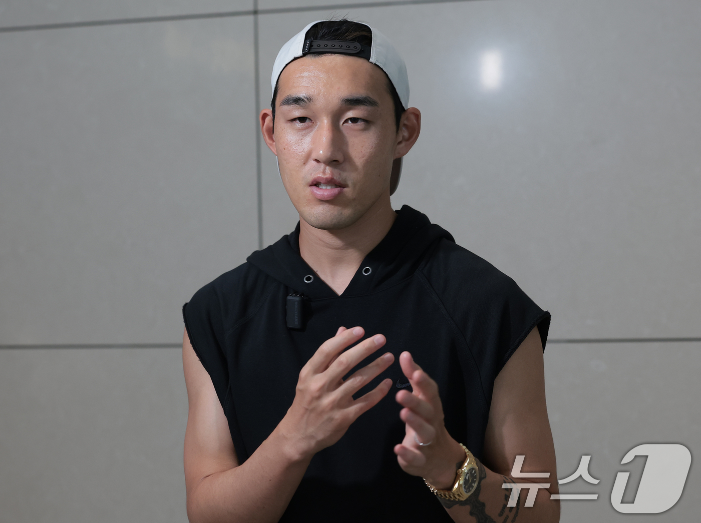 (인천공항=뉴스1) 권현진 기자 = FC서울의 공격수 송민규(27)가 메디컬 테스트를 위해 28일 오전 인천국제공항을 통해 포르투칼로 출국하기 전 인터뷰를 하고 있다. 2026.8 …