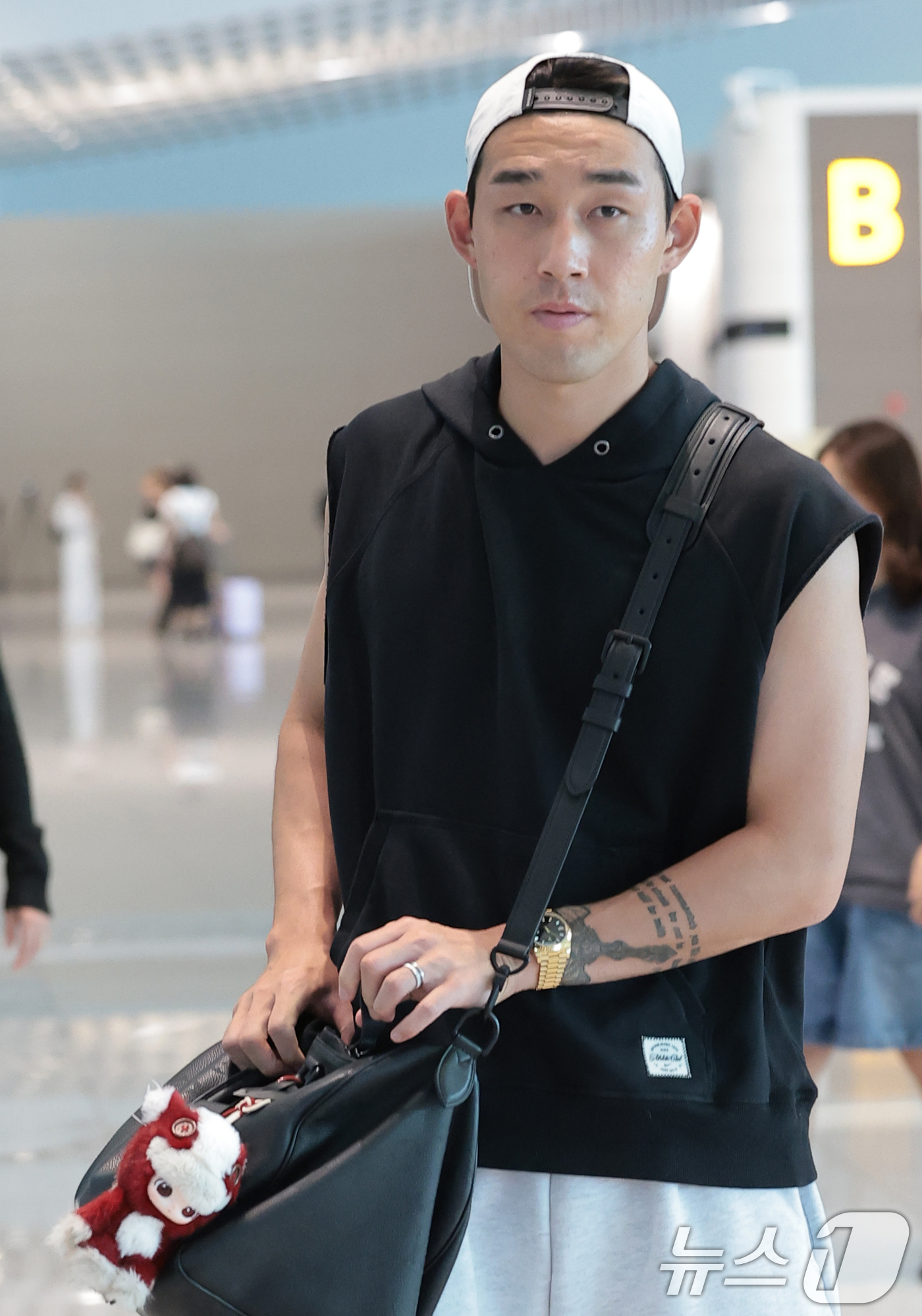 (인천공항=뉴스1) 권현진 기자 = FC서울의 공격수 송민규(27)가 메디컬 테스트를 위해 28일 오전 인천국제공항을 통해 포르투칼로 출국하고 있다. 2026.8.28/뉴스1