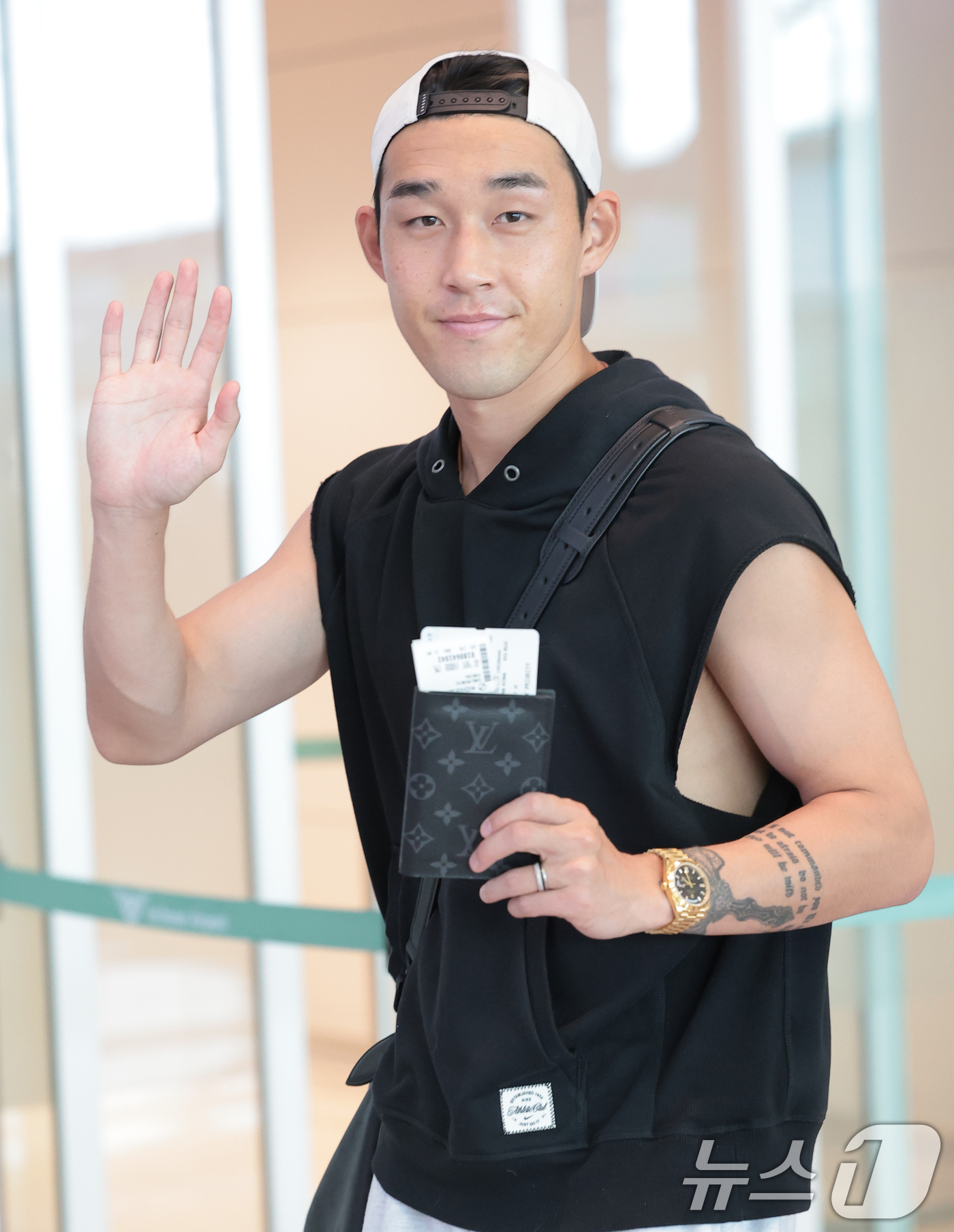 (인천공항=뉴스1) 권현진 기자 = FC서울의 공격수 송민규(27)가 메디컬 테스트를 위해 28일 오전 인천국제공항을 통해 포르투칼로 출국하고 있다. 2026.8.28/뉴스1