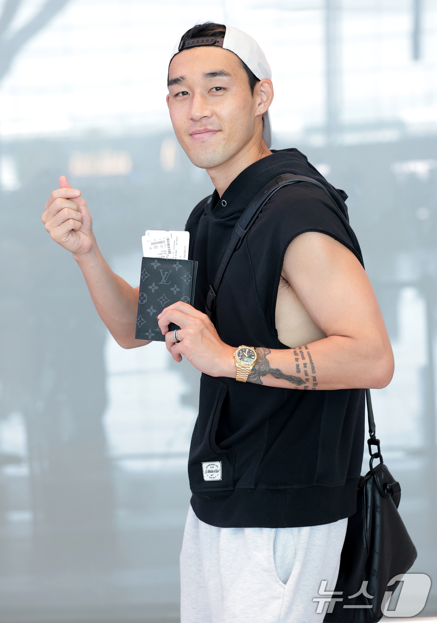 (인천공항=뉴스1) 권현진 기자 = FC서울의 공격수 송민규(27)가 메디컬 테스트를 위해 28일 오전 인천국제공항을 통해 포르투칼로 출국하고 있다. 2026.8.28/뉴스1