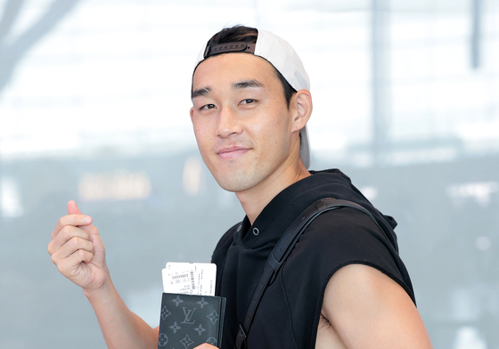 송민규, 밝은 모습으로 출국