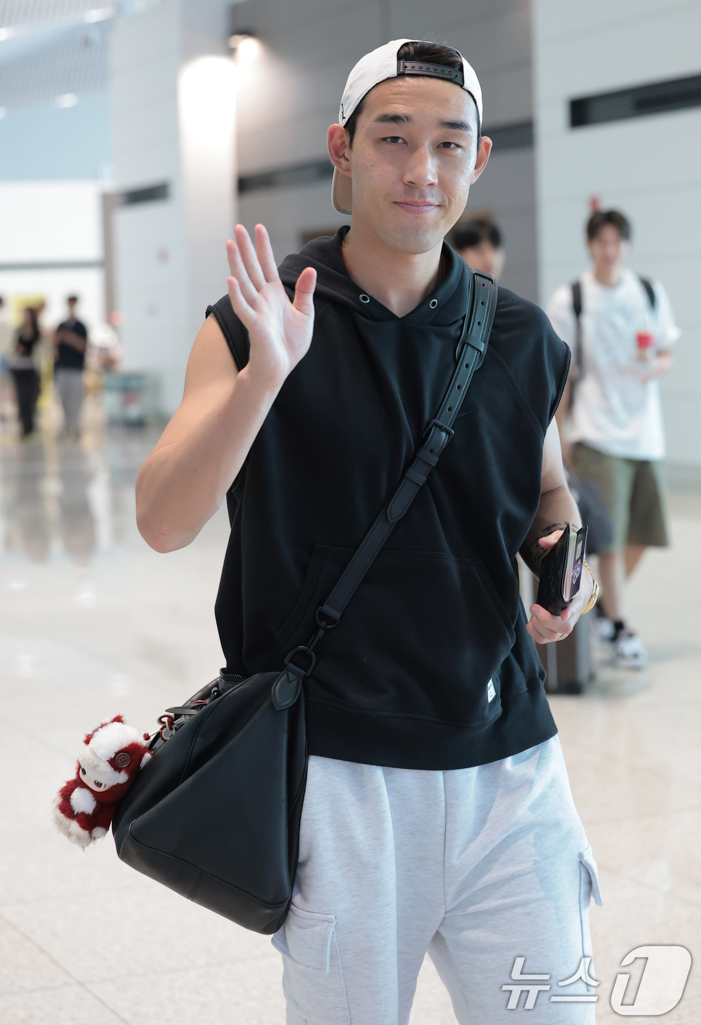 (인천공항=뉴스1) 권현진 기자 = FC서울의 공격수 송민규(27)가 메디컬 테스트를 위해 28일 오전 인천국제공항을 통해 포르투칼로 출국하고 있다. 2026.8.28/뉴스1